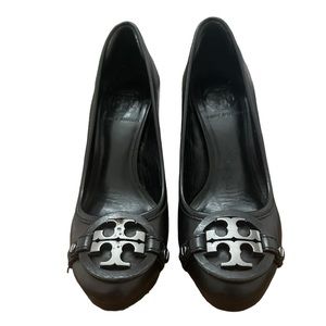 Tory Burch Black Leather Calista Logo Embellished Pumps Size 6.5M